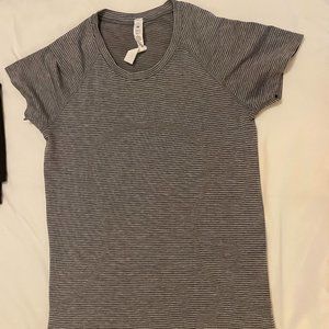 Lululemon Swiftly SS Shirt - Size 8 Black/Gray